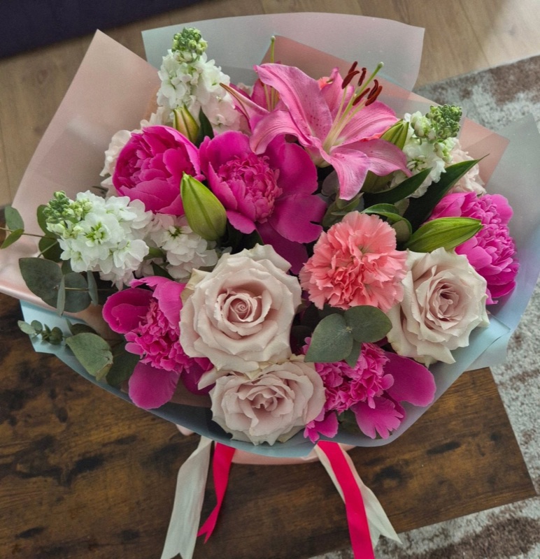 Buchet bogat în tonuri de fucsia, roz pudrat și alb
